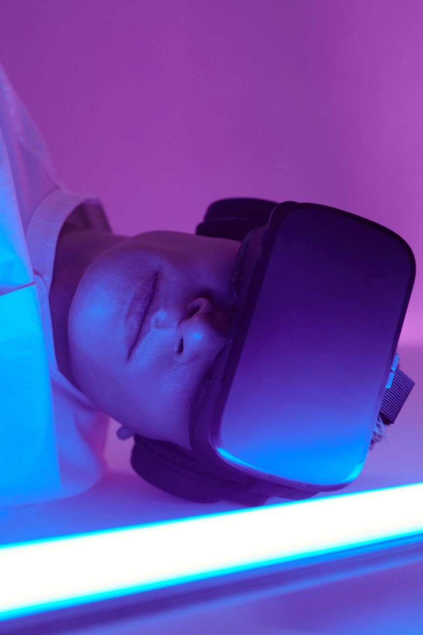 VR headset ve sanal gerçeklik ortamı